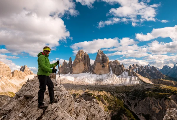 Kvinnan hiker på toppen av berget — Stockfoto