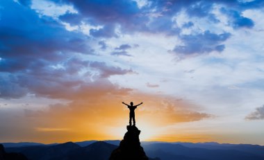 Kayanın tepesindeki adam