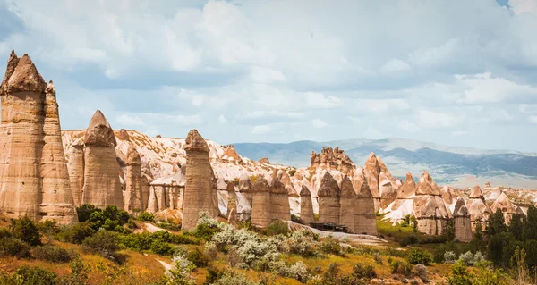 Love valley Goreme Cappadocië Turkije zomer — Stockfoto