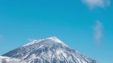 Zirvenin tepesinde hareket eden bulutlar, Tenerife