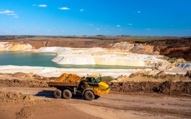 Büyük kamyon kum madeninde çalışıyor.