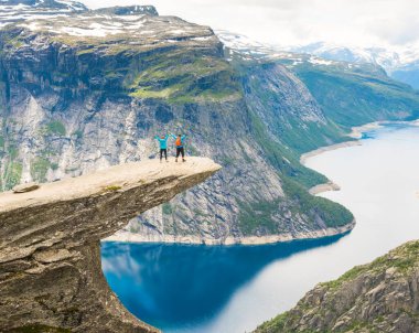 Trolltunga Norveç 'te poz veren çift