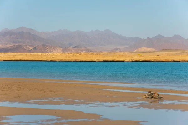 Paisaje del desierto y lago de sal en el parque nacional Ras Mohammed, Sinaí, Egipto —  Fotos de Stock