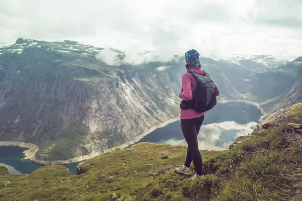 Norweska wycieczka. Sportowa kobieta w pobliżu Trolltunga — Zdjęcie stockowe