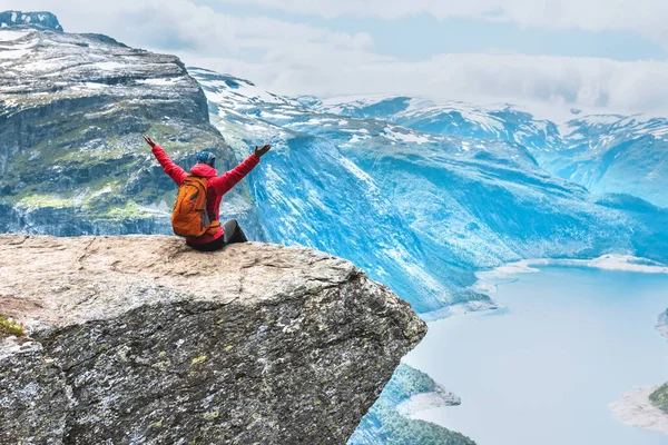 Αθλητική γυναίκα ποζάρει στο Trolltunga της Νορβηγίας — Φωτογραφία Αρχείου