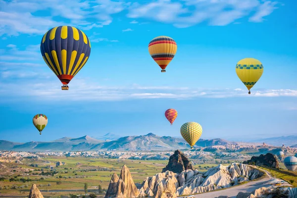 Αερόστατο θερμού αέρα που πετάει πάνω από cappadocia, γαλοπούλα — Φωτογραφία Αρχείου