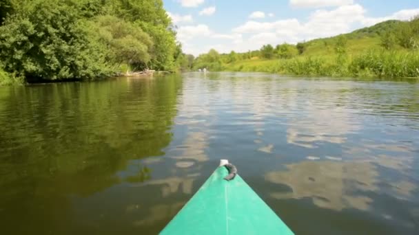 Yeşil yaz ormanlarında kano sakin bir nehirde yüzer. — Stok video