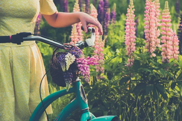 Happy teen girl in hat on flowered sunset meadow — Stock Photo, Image