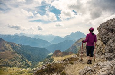 Sportif genç kadın dağ izinde Dolomites dağlar, İtalya
