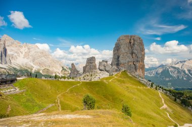 Yaz Dağı Alp Çayırı Panoraması. Cinque Torri, Dolomitler Alpleri, İtalya