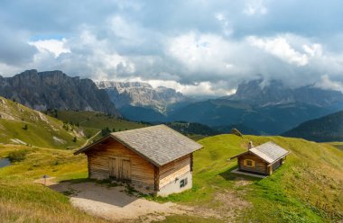 Dolomites, Trentino Alto Adige, Italya 'daki Odle Puez dağ ve ahşap dağ evleri