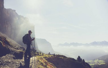 Sportif kadın silueti. Etkin yaşam tarzı, sağlık ve başarı kavramı