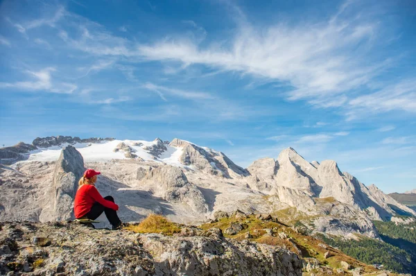 Sportowa kobieta relaksująca się na szlakach górskich Marmolada, Dolomity, Włochy — Zdjęcie stockowe