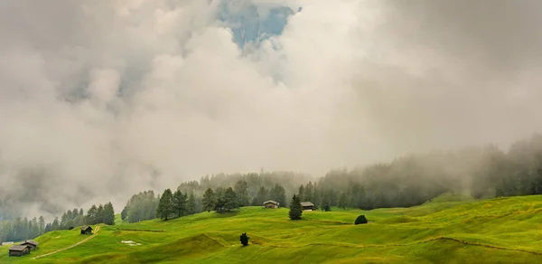 Odle Puez chalets de madera y montaña en Dolomites, Trentino Alto Adige, Italia — Foto de Stock