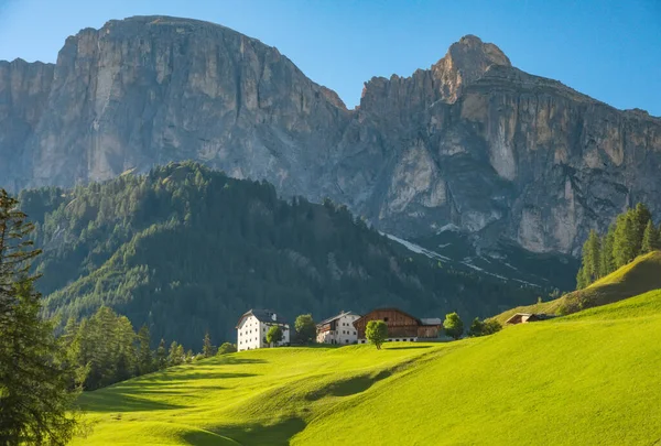 Pueblo de Corvara, pueblo alpino en los Alpes Dolimitas en el soleado día de verano, Italia —  Fotos de Stock