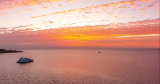 Salida del sol timelapse sobre el mar Rojo con barcos turísticos, Egipto — Vídeo de stock