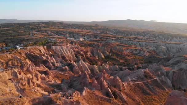 Kapadokya insansız hava aracı görüntüsü Kırmızı ve Gül vadisi kayaları, Goreme Türkiye — Stok video