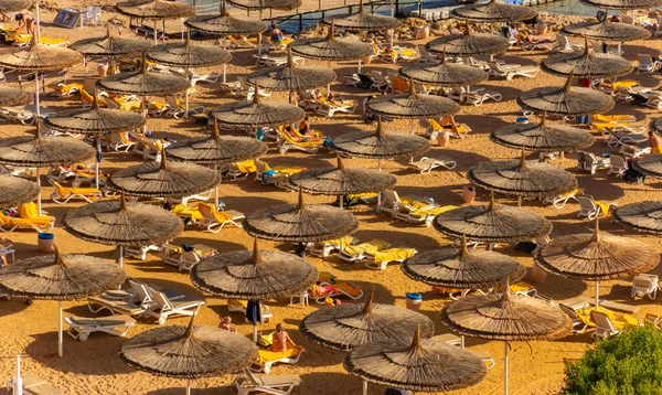 Playa del mar Rojo desde vista aérea. Turistas relajándose bajo sombrillas —  Fotos de Stock