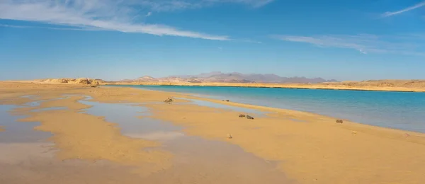 Paesaggio desertico e lago salato nel parco nazionale Ras Mohammed, Sinai, Egitto — Foto Stock