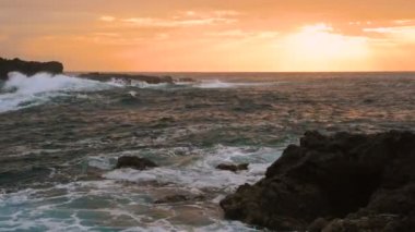Okyanus dalgaları gün batımında kayalara çarpar Playa Benijo plajı, Tenerife, Kanarya