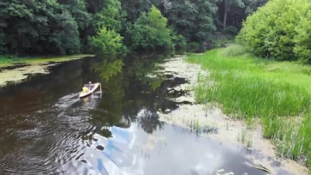 Luchtfoto drone uitzicht op sport kano op de zomer rustige bos rivier — Stockvideo