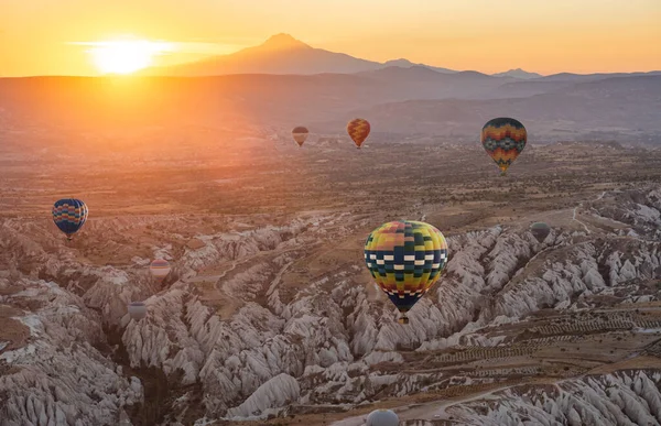 Αερόστατο θερμού αέρα που πετάει πάνω από cappadocia, γαλοπούλα — Φωτογραφία Αρχείου