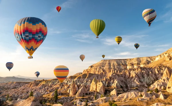 Balony na ogrzane powietrze przelatujące nad Kapadocją, Goreme, Turcja — Zdjęcie stockowe