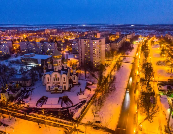 Luftaufnahme der winterlichen Stadt mit Straßen, Häusern, Gebäuden. Hubschrauber-Drohne abgeschossen — Stockfoto