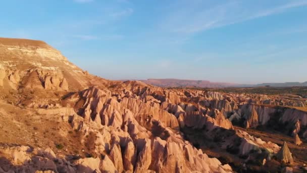 Dron Cappadocia z lotu ptaka widok na zachód słońca Skały w Dolinie Czerwonej i Róży, Goreme Turcja — Wideo stockowe