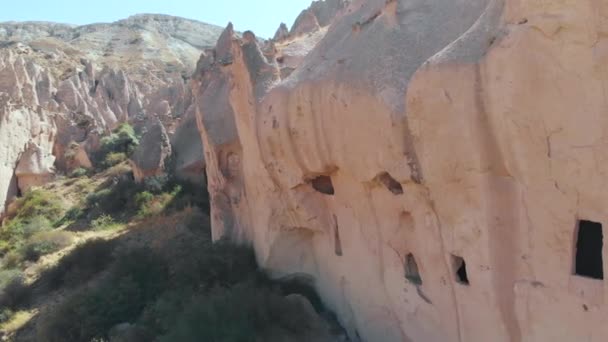 Vista aérea del dron de Capadocia a la ciudad de la cueva Valle de Zelve, Turquía — Vídeos de Stock