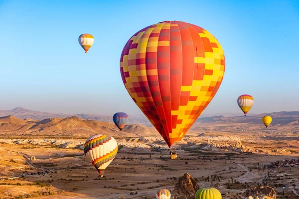 Balony na ogrzane powietrze przelatujące nad Kapadocją, Goreme, Turcja — Zdjęcie stockowe