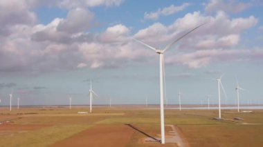 Alandaki büyük rüzgar türbinlerinin hava aracı görüntüsü. Alternatif enerji