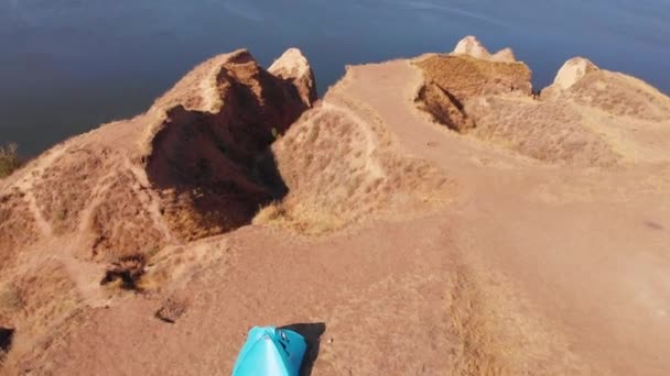 険しい湖の銀行の観光テントへの空中ドローンビュー — ストック動画