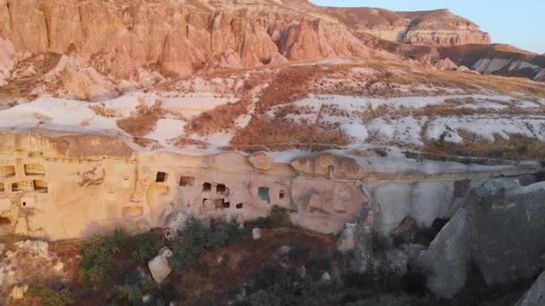 Tramonto aereo drone vista della fortezza grotta Cavusin in Cappadocia — Video Stock