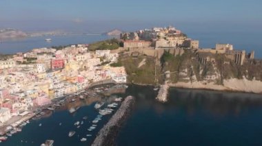 Napoli yakınlarındaki Procida adasındaki Corricella balıkçı köyünün hava manzarası