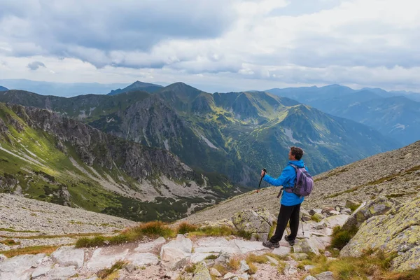 Sportieve wandelaar in Tatra gebergte, Polen — Stockfoto