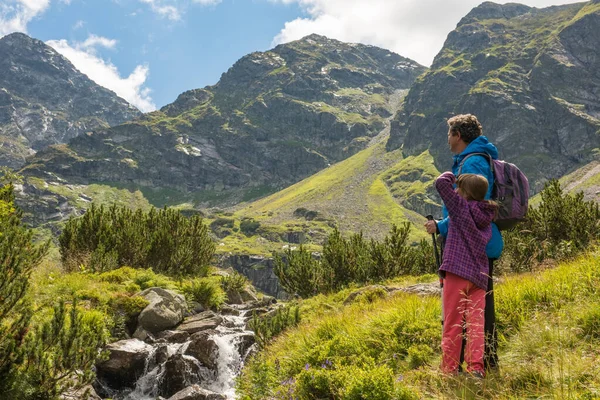 父と娘は山の中をハイキング家族旅行 — ストック写真