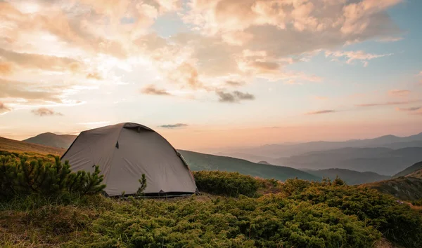 Kamperen in de ochtend zonnestraal. Actieve levensstijl. Tatra gebergte Zakopane, Polen — Stockfoto