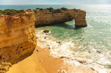 Doğal mağaralar ve plaj, Algarve Portekiz