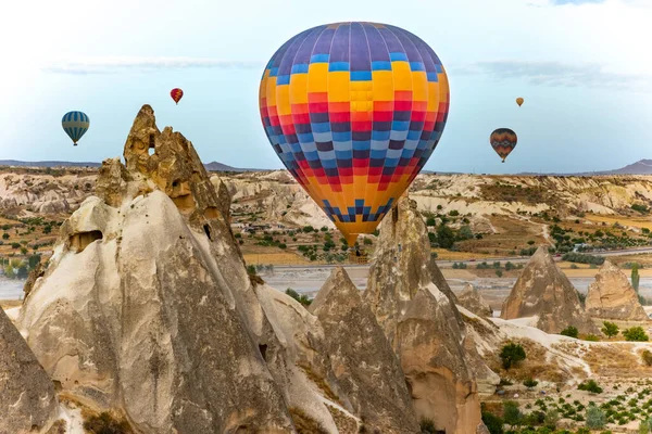 Hot air balloons flying over Cappadocia, Goreme, Turkey — Stock Photo, Image