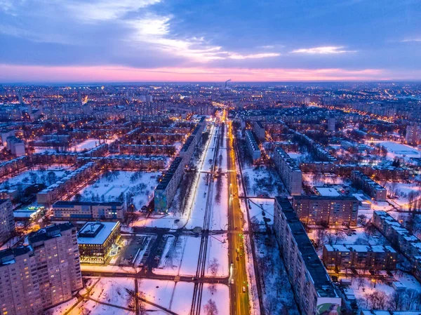 Luftaufnahme der winterlichen Stadt mit Straßen, Häusern, Gebäuden. Hubschrauber-Drohne abgeschossen — Stockfoto