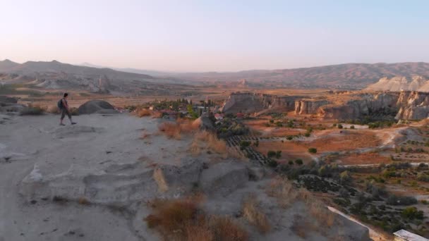 Vista aérea del dron de Cavusin Capadocia. Turista mujer y turco pueblo — Vídeos de Stock