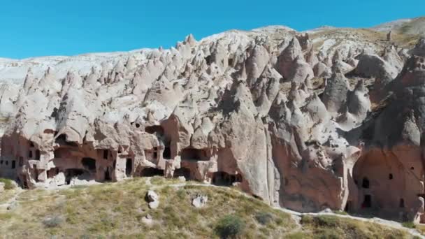 Vue aérienne de drone de Cappadoce à la ville de grotte Vallée de Zelve, Turquie — Video
