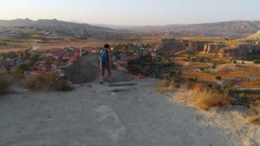 Cavusin Kapadokya 'nın insansız hava aracı görüntüsü. Turist kadın ve Türk köyü