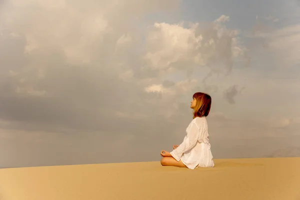 Chica joven meditando al aire libre —  Fotos de Stock