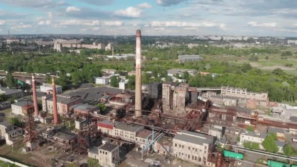 Вид с воздуха на промышленную зону с беспилотника. Старый коксохимический завод. — стоковое видео