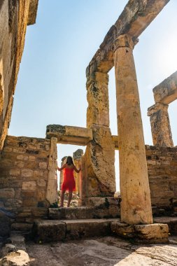Hierapolis 'teki kız Pamukkale Türkiye' nin UNESCO dünya mirasını mahvetti