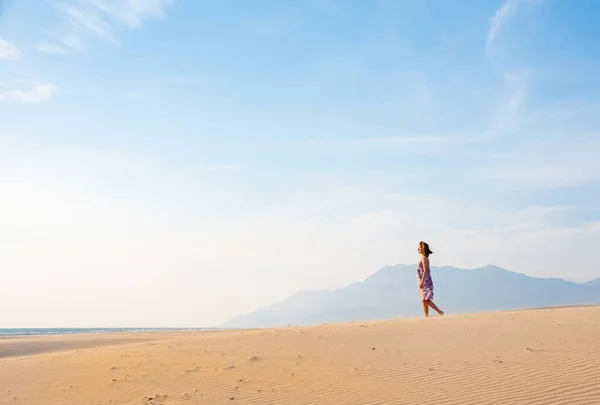 Chica camina en desierto de arena —  Fotos de Stock