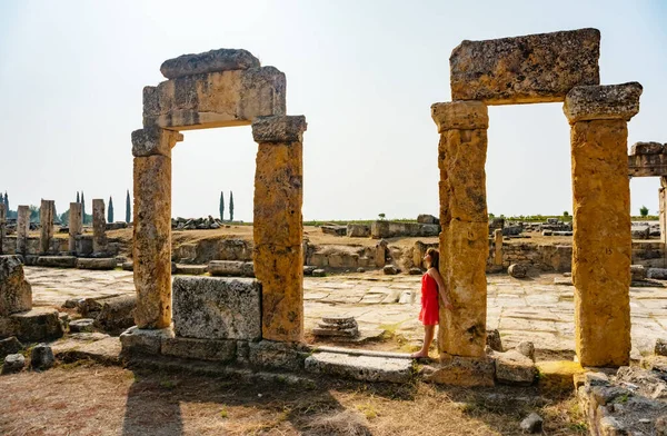 Chica en Hierápolis ruinas de la antigua ciudad Pamukkale Turquía Patrimonio de la Humanidad UNESCO — Foto de Stock