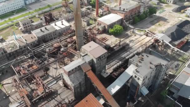 Vue aérienne par drone de la zone industrielle. Usine très ancienne de traitement du charbon de four à coke. — Video